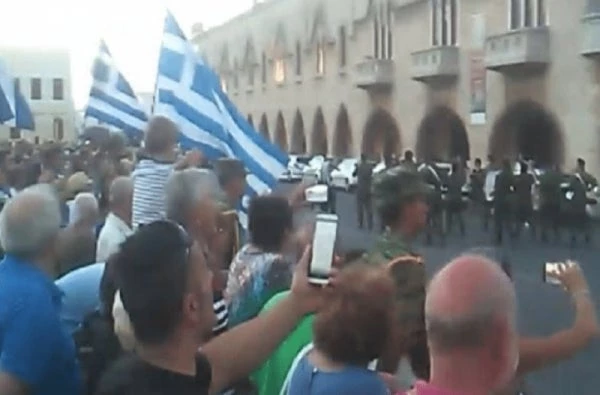 Ιδού τι συμβαίνει στη Ρόδο σαν παιανίζει ο Στρατός το «Μακεδονία Ξακουστή» (βίντεο)